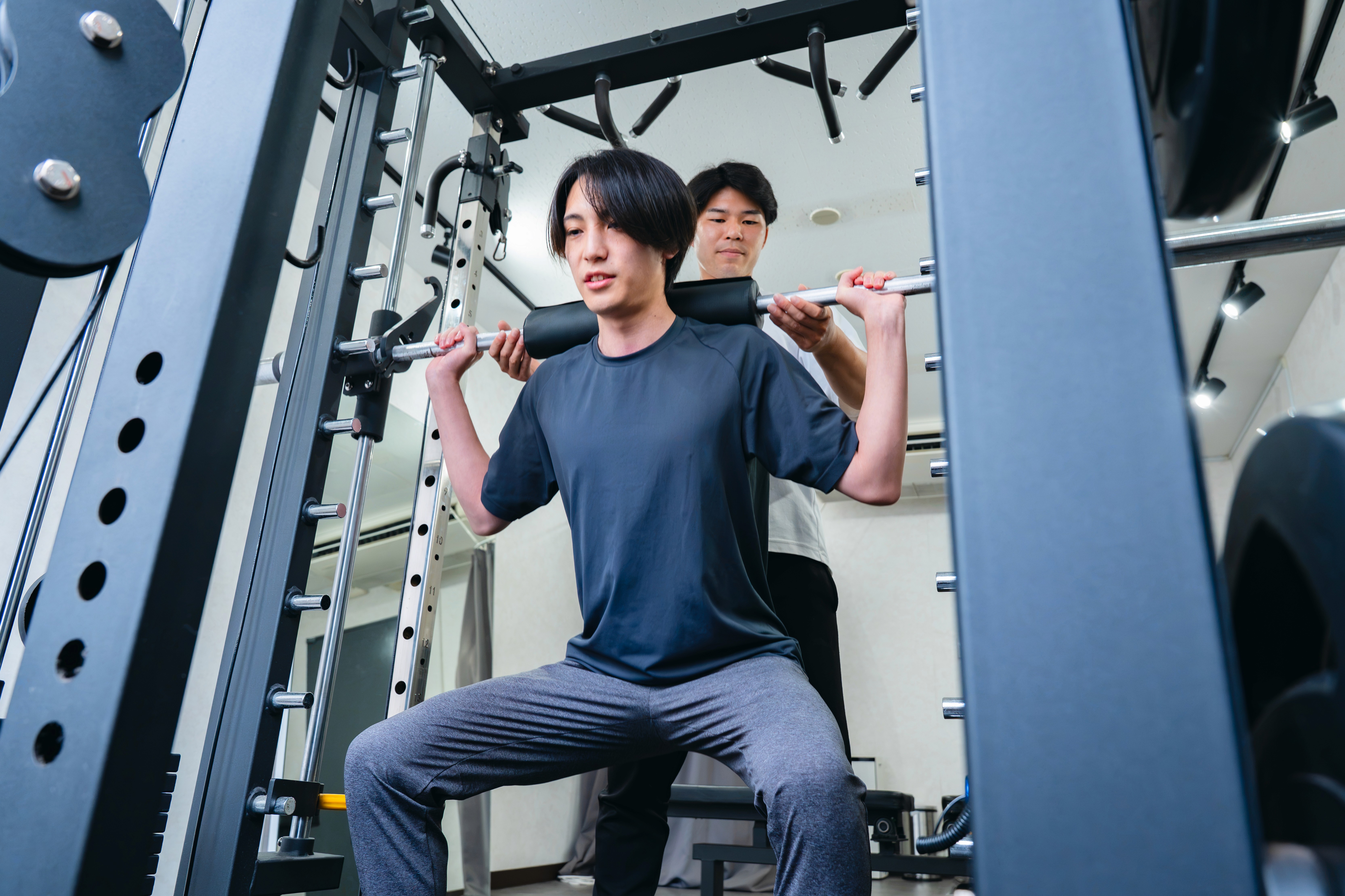 トレーニング体験でスクワットをする様子