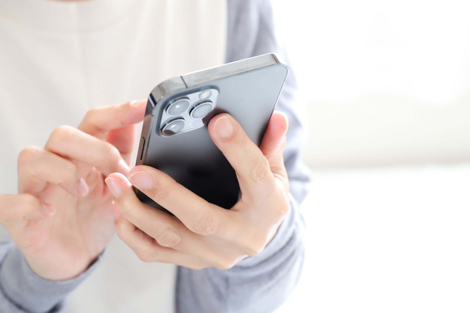 スマートフォンの公式LINEから予約する様子